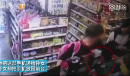 Thấy bà trộm điện thoại, bé gái ngăn cản nhưng đành bất lực